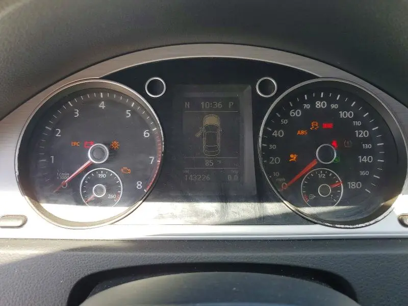 2013 VOLKSWAGEN PASSAT   