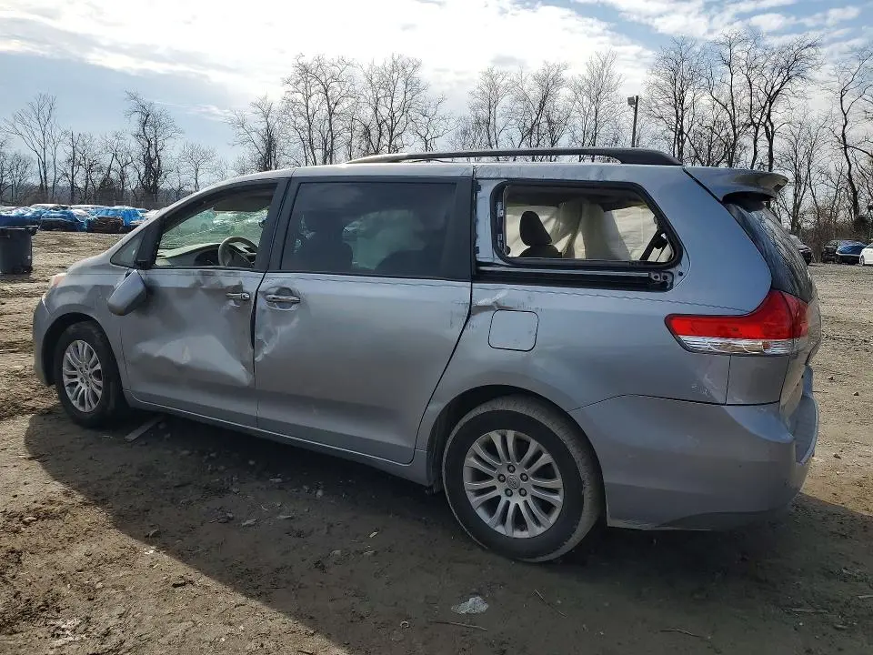 2014 TOYOTA SIENNA XLE 8-PASSENGER  