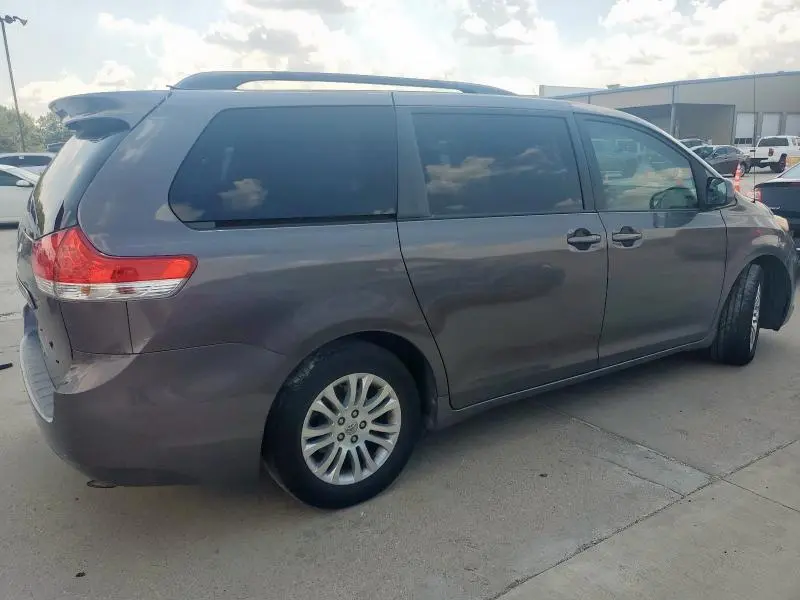 2011 TOYOTA SIENNA XLE  