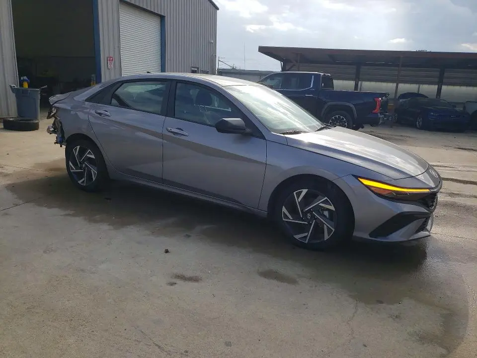 2025 HYUNDAI ELANTRA SEL SPORT  