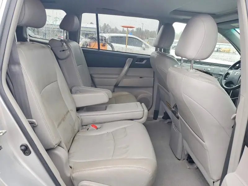 2010 TOYOTA HIGHLANDER SE  