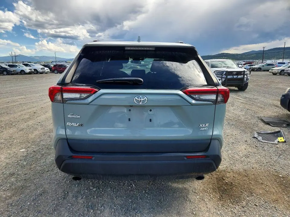 2021 TOYOTA RAV4 XLE  