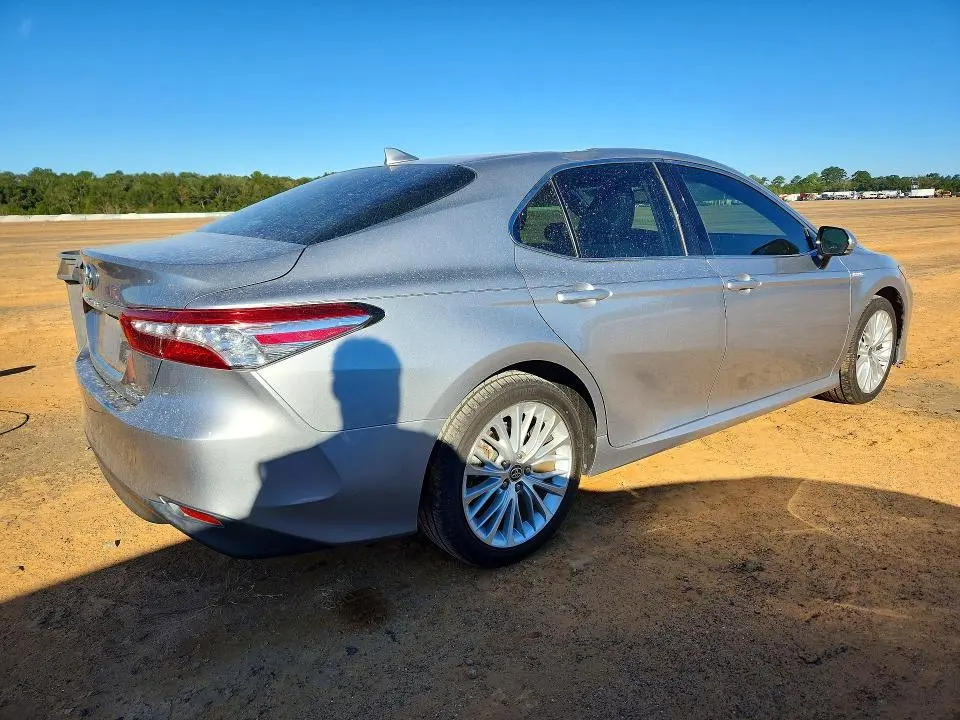 2020 TOYOTA CAMRY XLE  