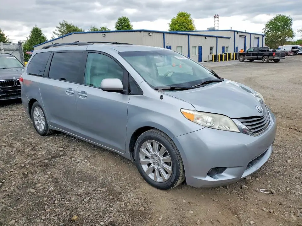 2014 TOYOTA SIENNA XLE 7-PASSENGER  