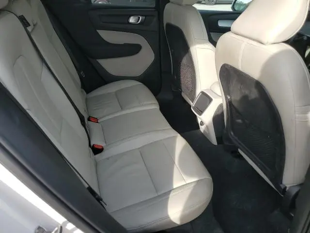 2022 VOLVO XC40 T5 MOMENTUM  