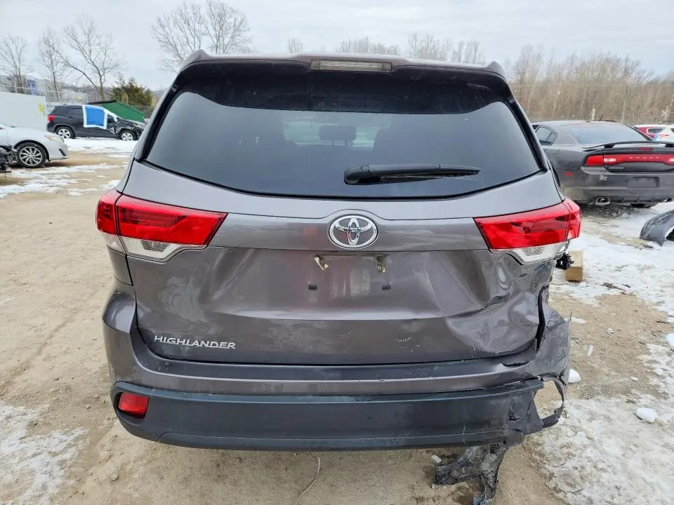 2019 TOYOTA HIGHLANDER LE  