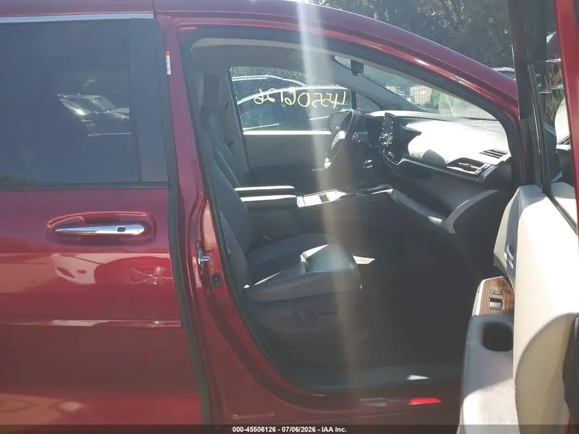 2021 TOYOTA SIENNA XLE