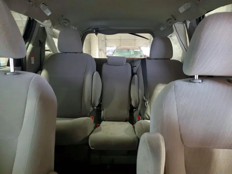 2017 TOYOTA SIENNA LE  