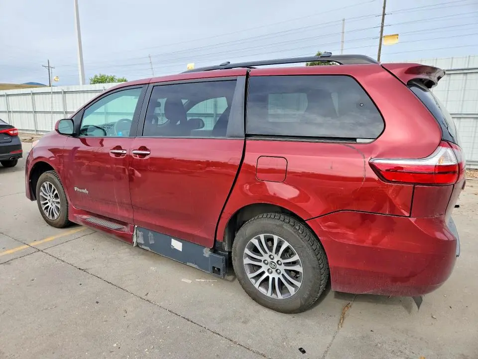2018 TOYOTA SIENNA XLE 8-PASSENGER  