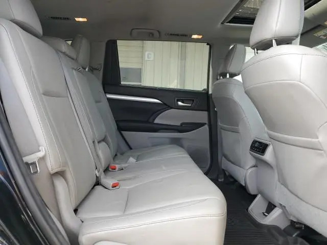 2017 TOYOTA HIGHLANDER SE  