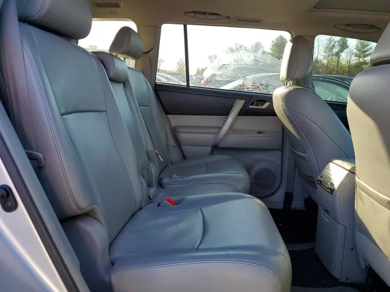 2013 TOYOTA HIGHLANDER SE  