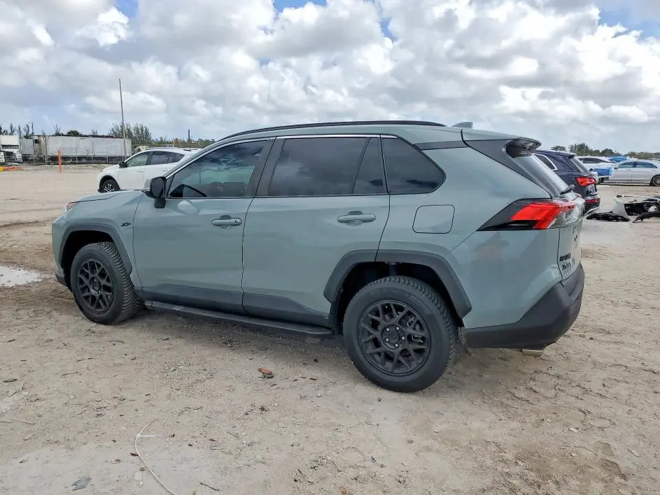 2021 TOYOTA RAV4 XLE  