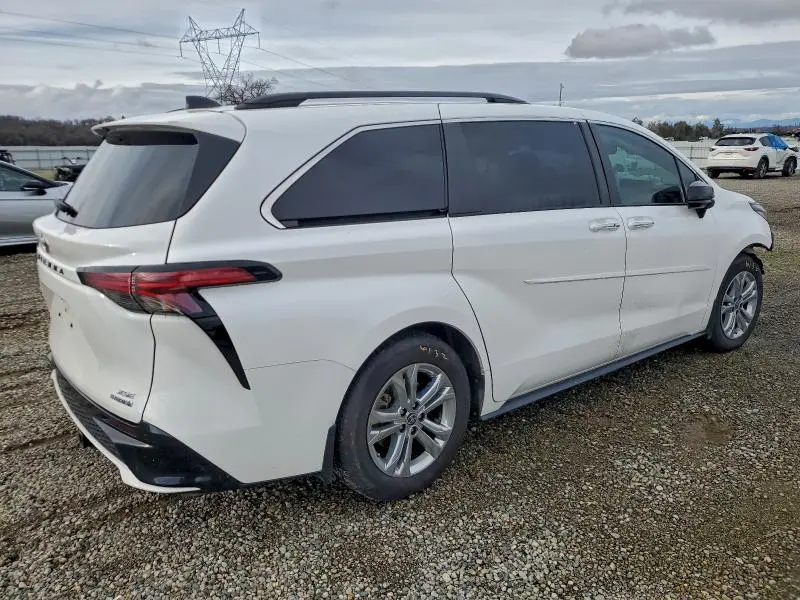 2022 TOYOTA SIENNA XSE  