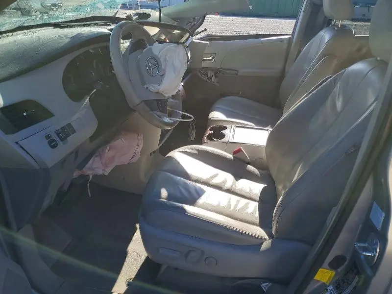 2013 TOYOTA SIENNA XLE  