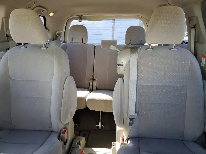 2017 TOYOTA SIENNA LE  