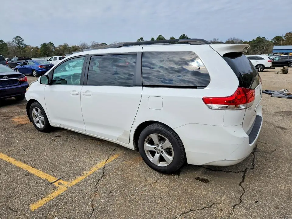 2013 TOYOTA SIENNA LE 8-PASSENGER  