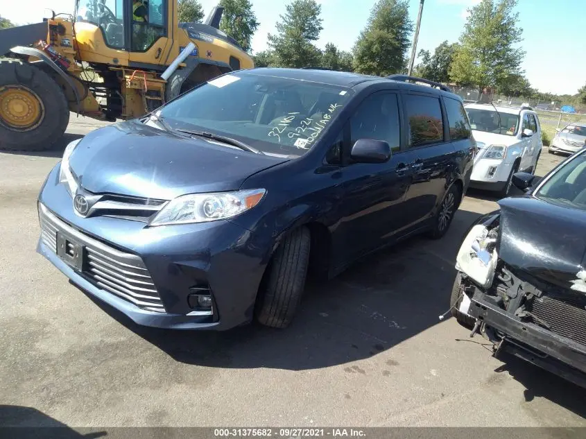 2019 TOYOTA SIENNA XLE