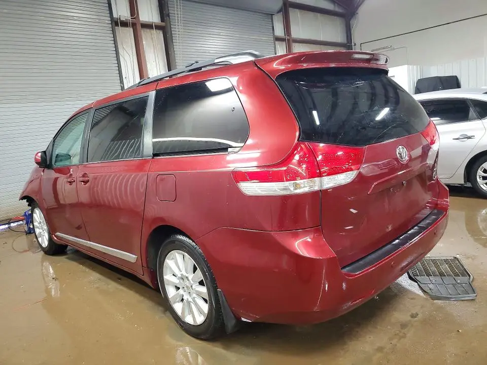 2013 TOYOTA SIENNA   
