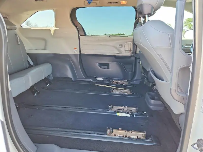 2021 TOYOTA SIENNA XLE  