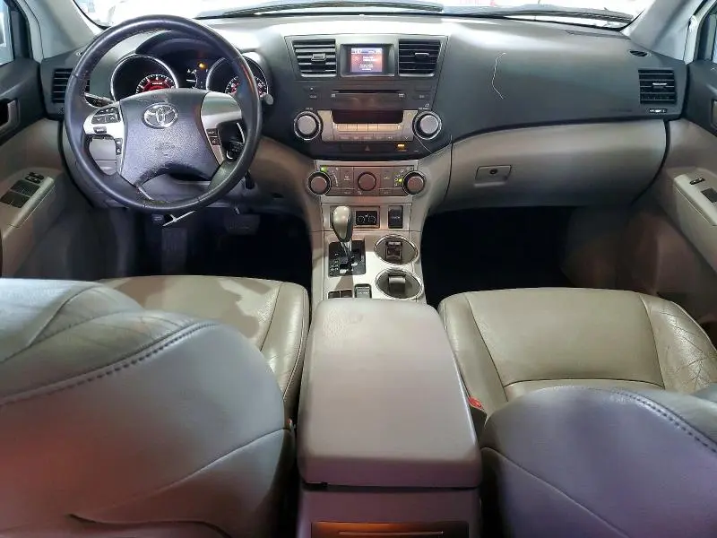 2011 TOYOTA HIGHLANDER SE  