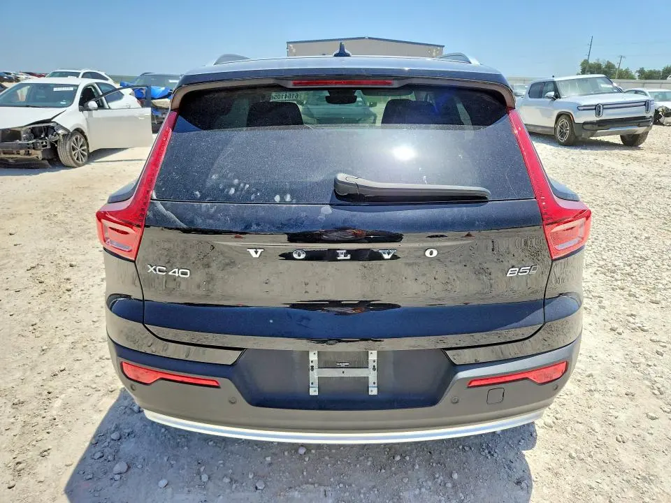 2025 VOLVO XC40   