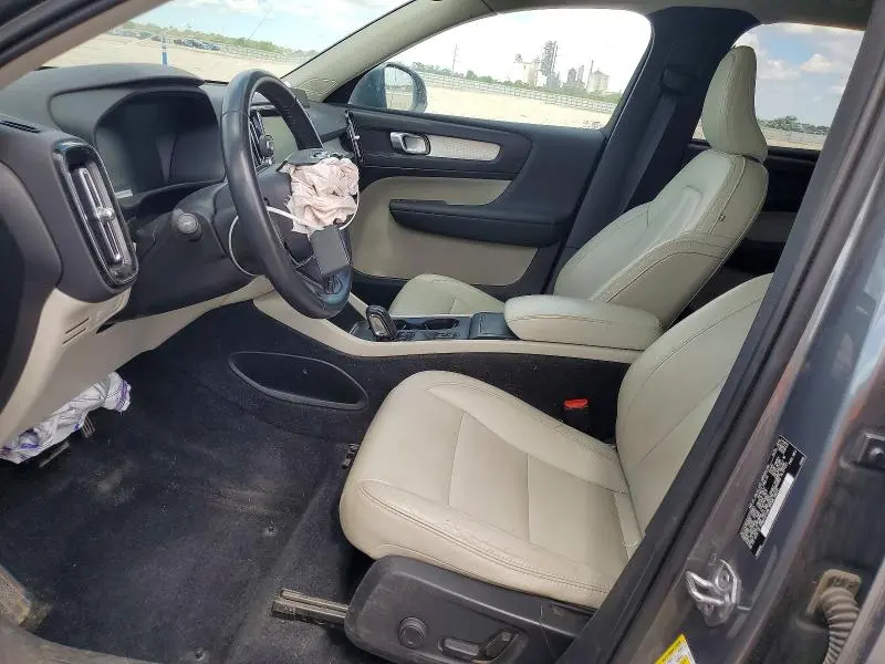 2019 VOLVO XC40 T5 MOMENTUM  