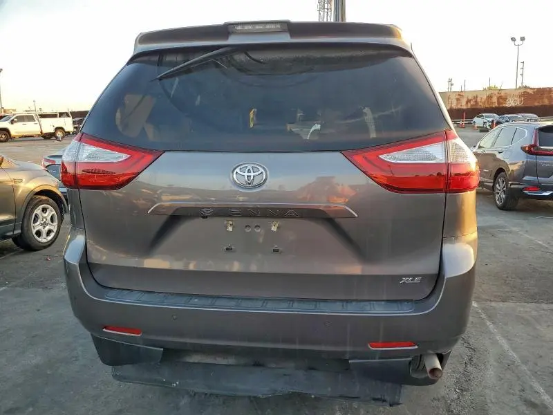 2019 TOYOTA SIENNA XLE  