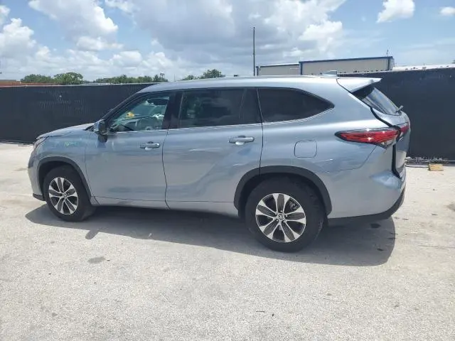 2021 TOYOTA HIGHLANDER XLE  