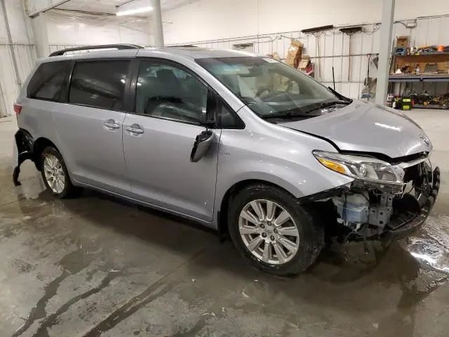 2017 TOYOTA SIENNA XLE  