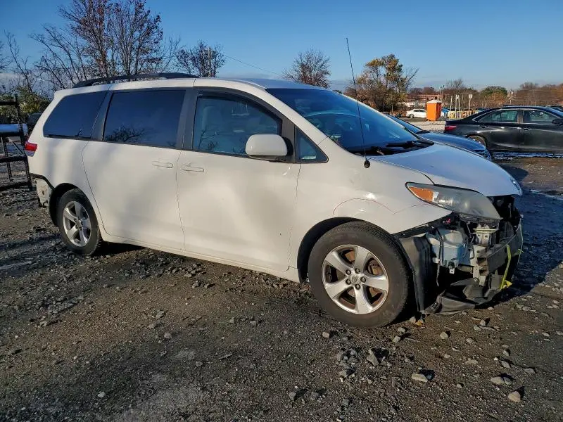2013 TOYOTA SIENNA LE  