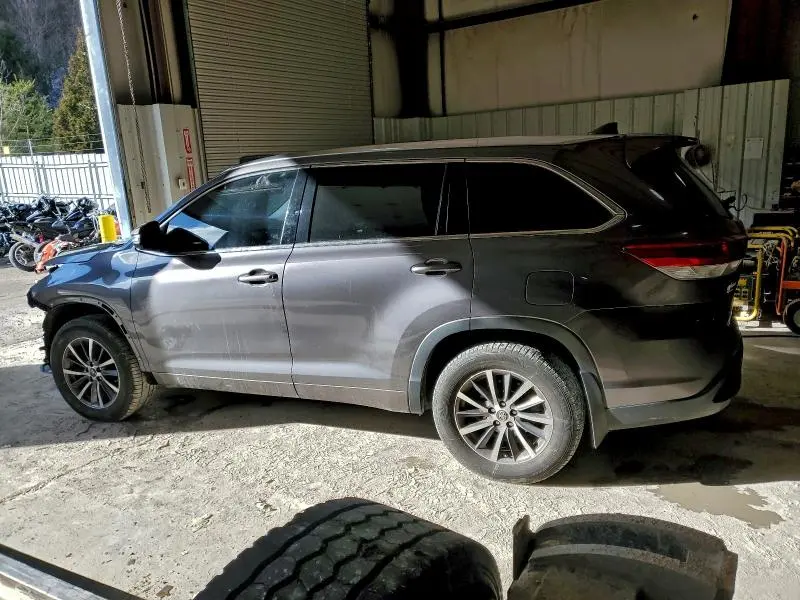 2018 TOYOTA HIGHLANDER SE  