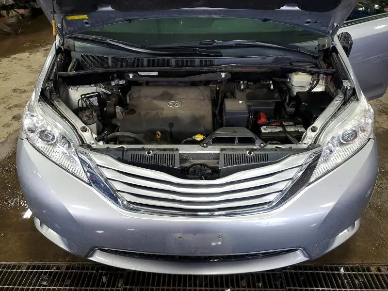 2015 TOYOTA SIENNA LE  