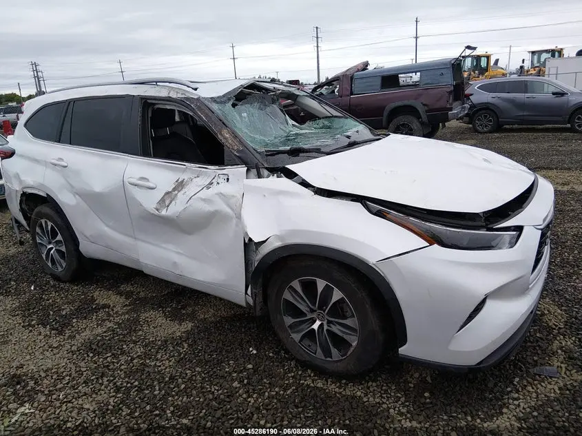 2022 TOYOTA HIGHLANDER XLE