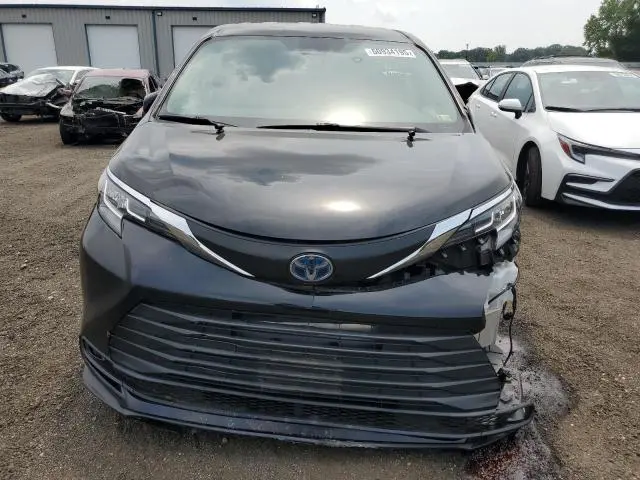 2022 TOYOTA SIENNA LE  