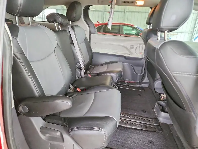 2021 TOYOTA SIENNA LE  