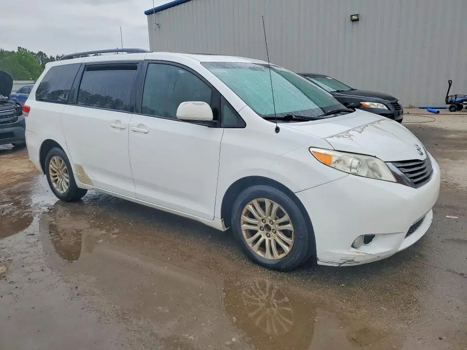 2014 TOYOTA SIENNA XLE 8-PASSENGER  