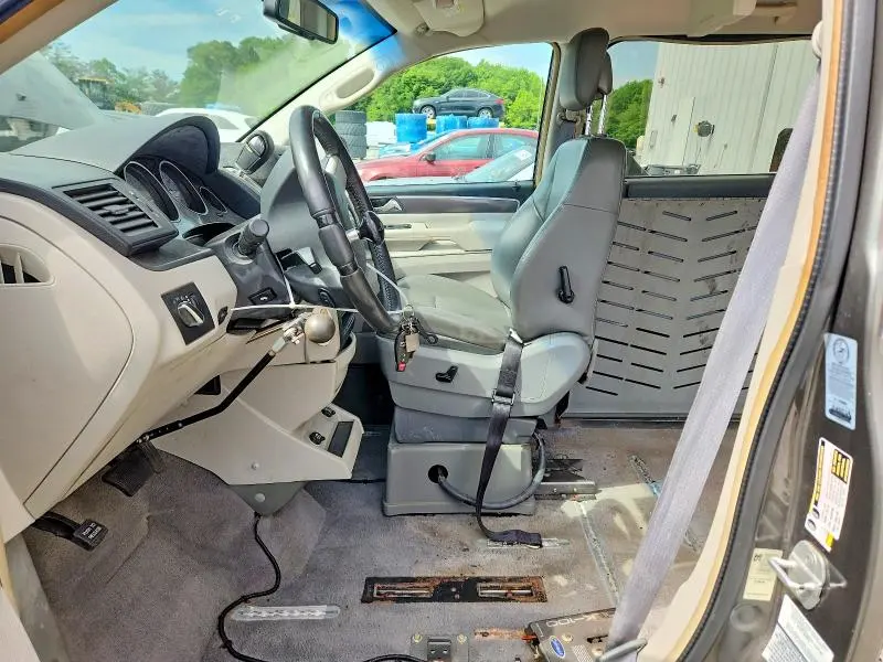2010 VOLKSWAGEN ROUTAN SE  