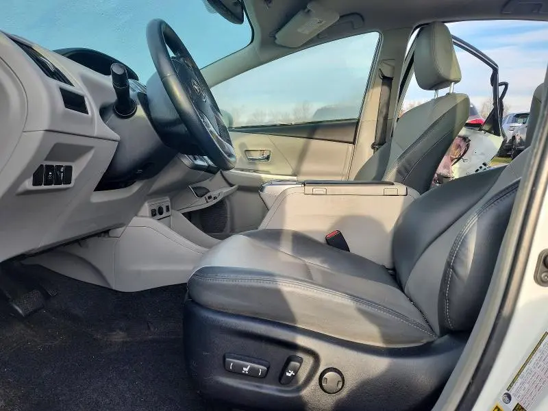 2016 TOYOTA PRIUS V FIVE  