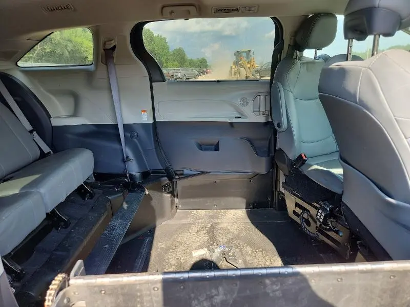 2022 TOYOTA SIENNA XLE  