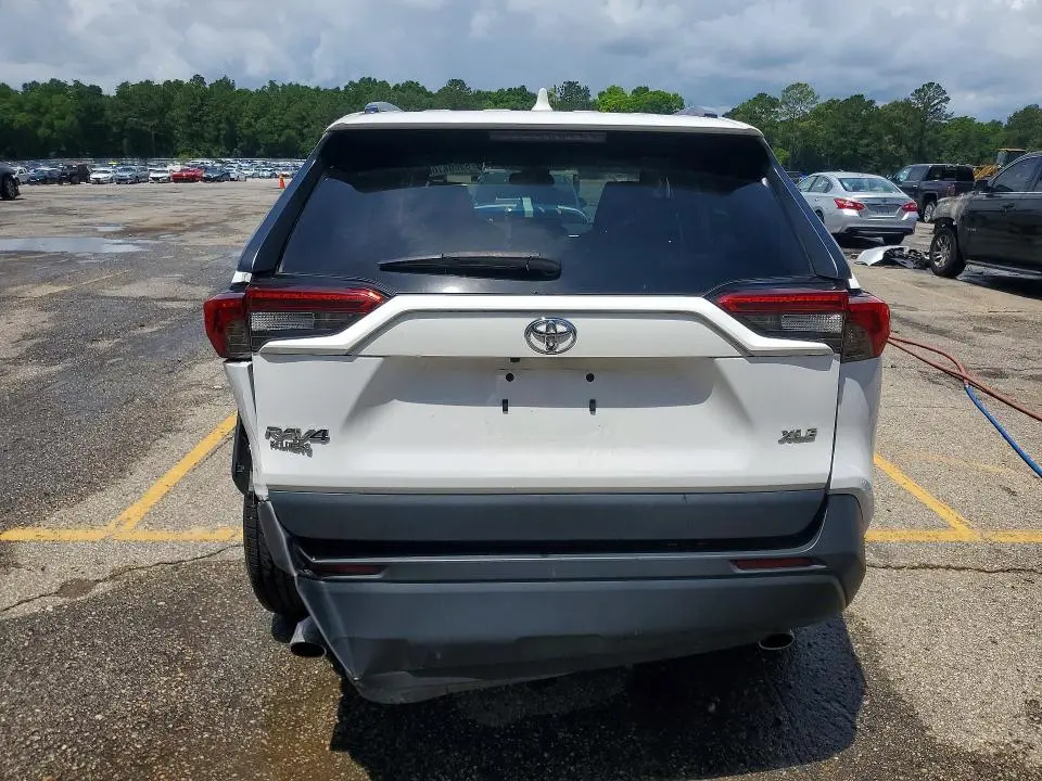 2022 TOYOTA RAV4 XLE  