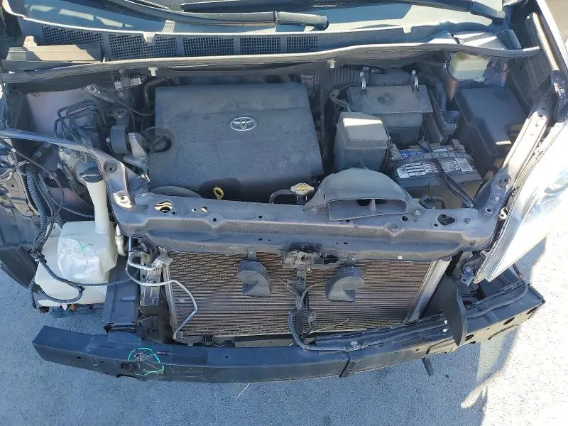 2015 TOYOTA SIENNA LE  