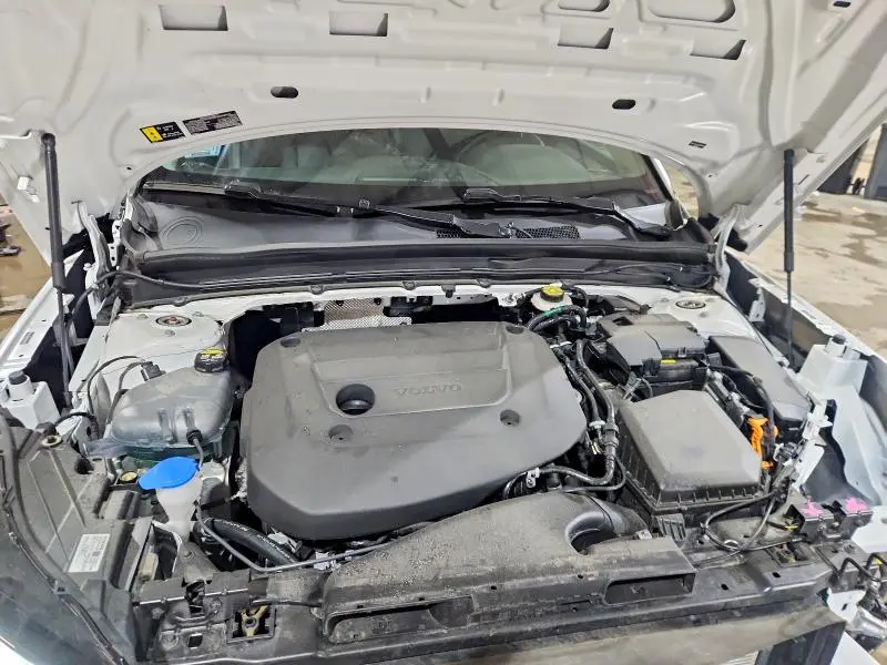 2025 VOLVO XC40 CORE  