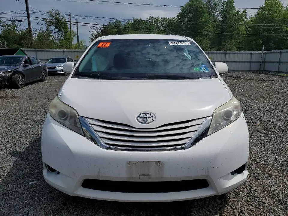 2016 TOYOTA SIENNA LE  