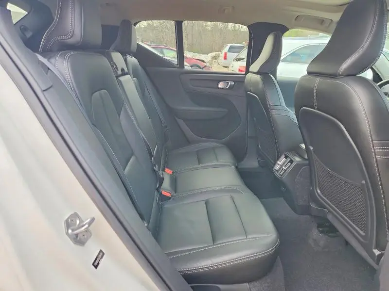 2020 VOLVO XC40 T5 MOMENTUM  