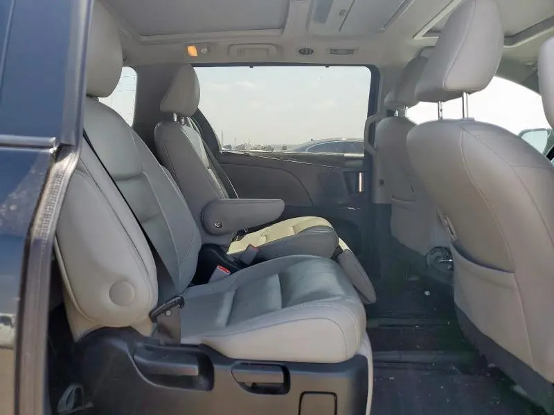2015 TOYOTA SIENNA XLE  
