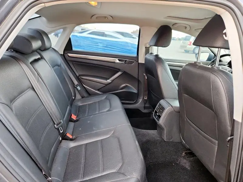 2017 VOLKSWAGEN PASSAT SE  