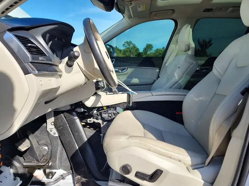 2020 VOLVO XC90 T6 MOMENTUM  