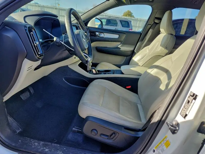 2020 VOLVO XC40 T5 MOMENTUM  