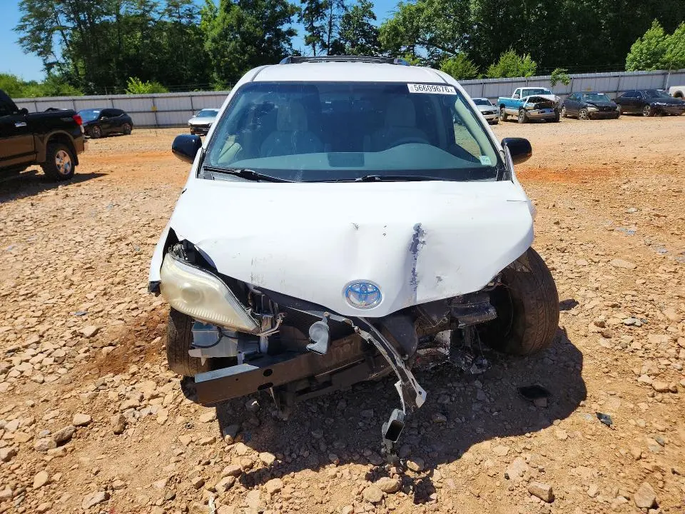 2014 TOYOTA SIENNA LE  