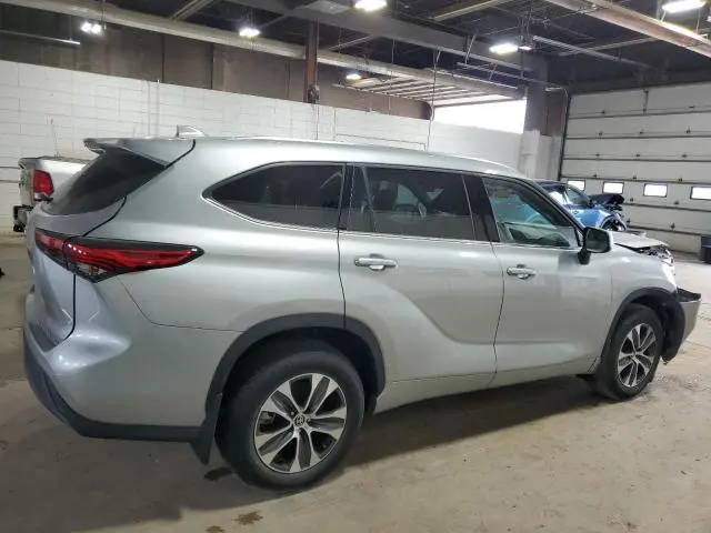 2021 TOYOTA HIGHLANDER XLE  